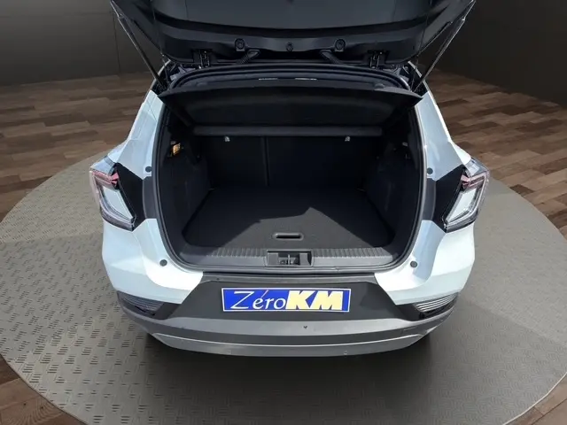 Vue arrière du Renault Captur blanc esprit Alpine 2026 avec coffre ouvert, soulignant l'espace de chargement vide.