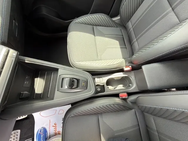 Vue plongeante sur la console centrale et les sièges avant gris foncé du Renault Captur esprit Alpine 2026.