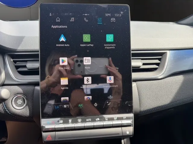 Écran tactile central 10,4 pouces du Renault Captur blanc, affichant les applications Android Auto et Apple CarPlay.