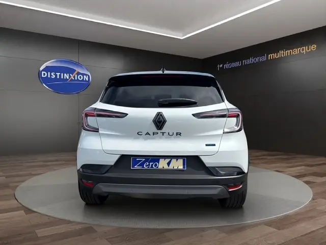 Vue arrière d'un Renault Captur blanc bi-ton esprit Alpine 2026, avec feux LED et logo distinctif au centre.