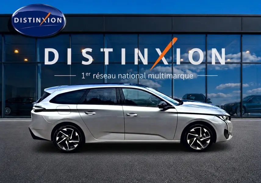 Peugeot 308 SW gris vue de profil côté gauche, avec jantes alliage et vitres arrière surteintées.