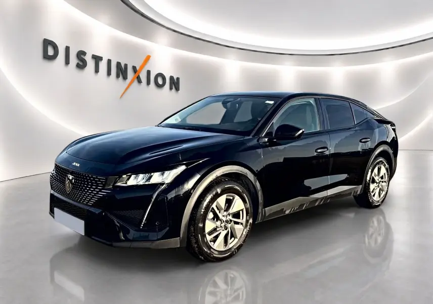 Peugeot 408 Hybrid 145 allure e-dcs6 noir, vue 3/4 avant droit, jantes alu et calandre distinctive en showroom lumineux.