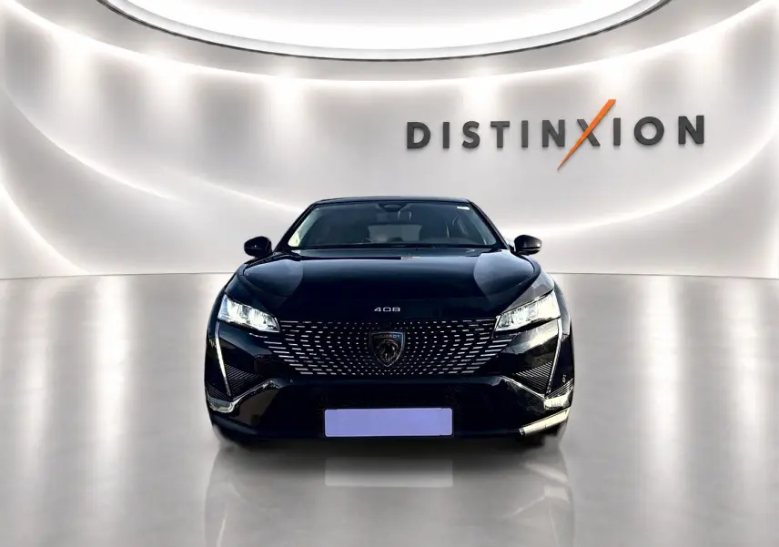 Vue frontale d'une Peugeot 408 noire 2025 avec calandre distinctive et phares LED allumés dans un showroom lumineux.
