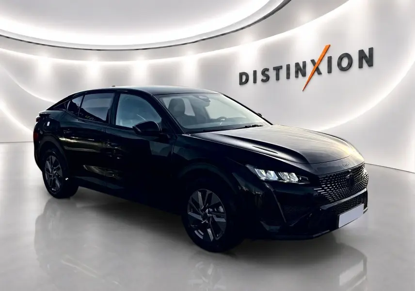 Peugeot 408 Hybrid 145 allure noir, vue 3/4 avant droit, avec calandre noire et jantes alu distinctives.