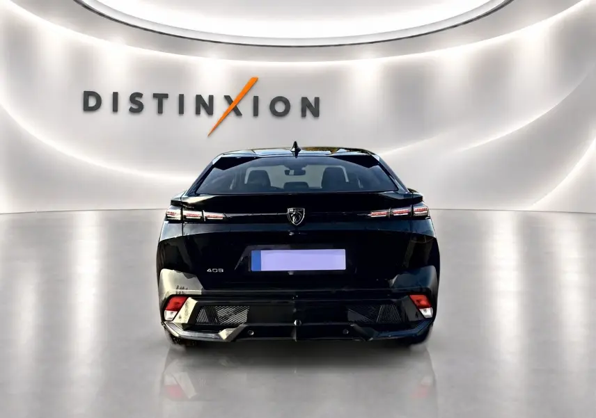 Vue arrière d'une Peugeot 408 Hybrid 145 allure e-dcs6 noire, avec feux LED et logo distinctif au centre.