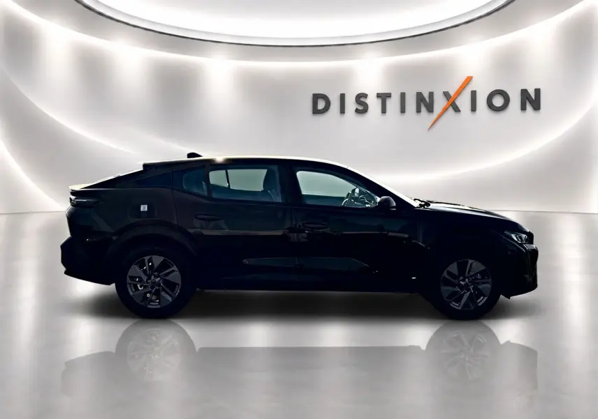 Profil côté gauche d'une Peugeot 408 Hybrid 145 allure e-dcs6 noire, avec jantes alu et vitres teintées en intérieur lumineux.