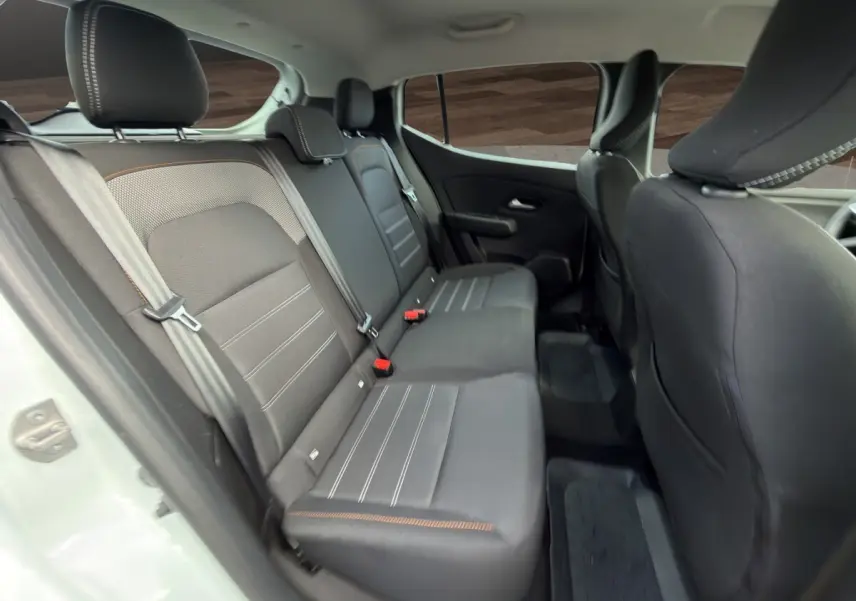 Vue intérieure côté gauche montrant la banquette arrière noire de la Dacia Sandero Stepway Expression ECO-G 2022 blanche.
