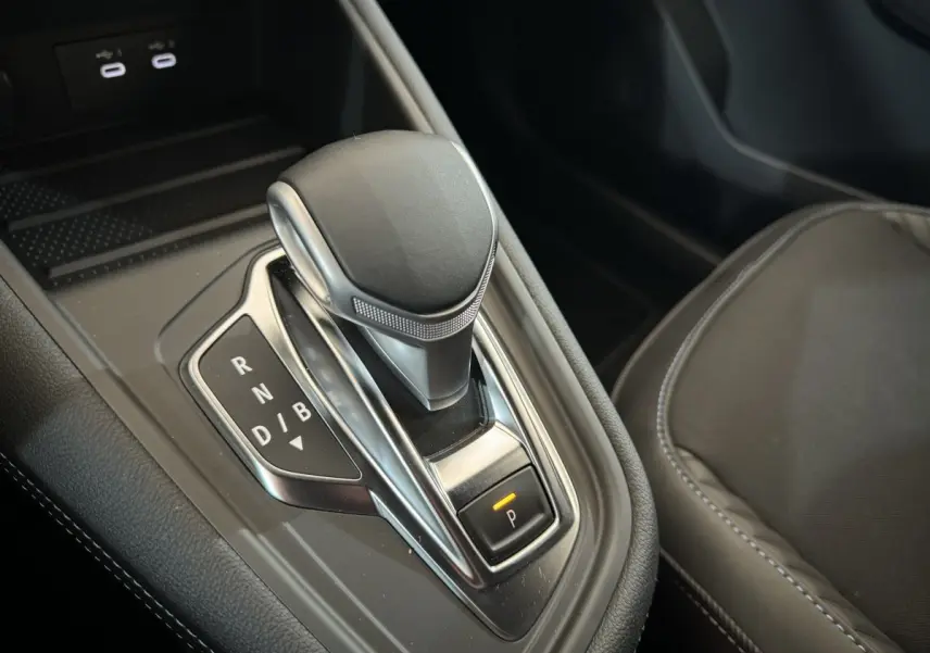 Le levier de vitesses automatique noir du Renault Captur Esprit Alpine E-Tech 2025, avec coutures blanches visibles.