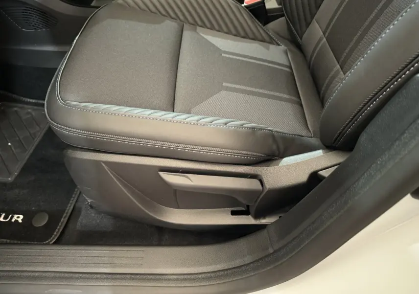Gros plan sur le siège avant droit noir avec surpiqûres du Renault Captur blanc esprit Alpine E-Tech 2025.
