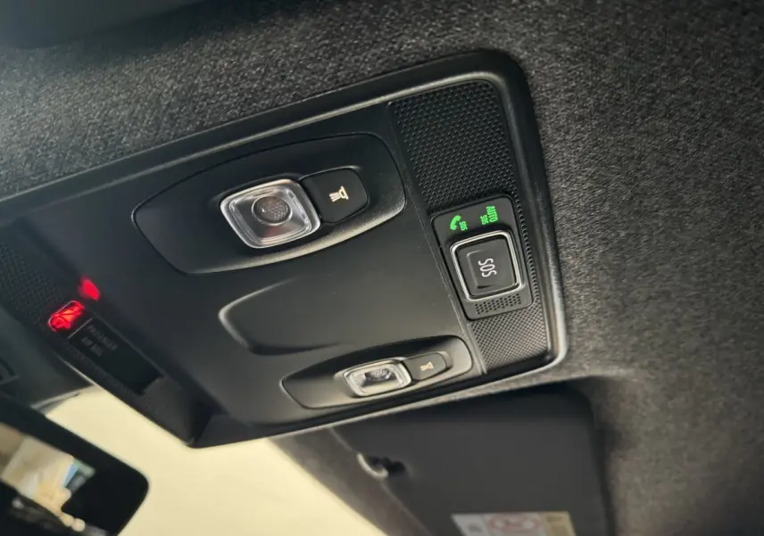 Plafonnier intérieur noir avec boutons SOS et éclairage, vue en gros plan du toit du Renault Captur blanc esprit Alpine E-Tech.