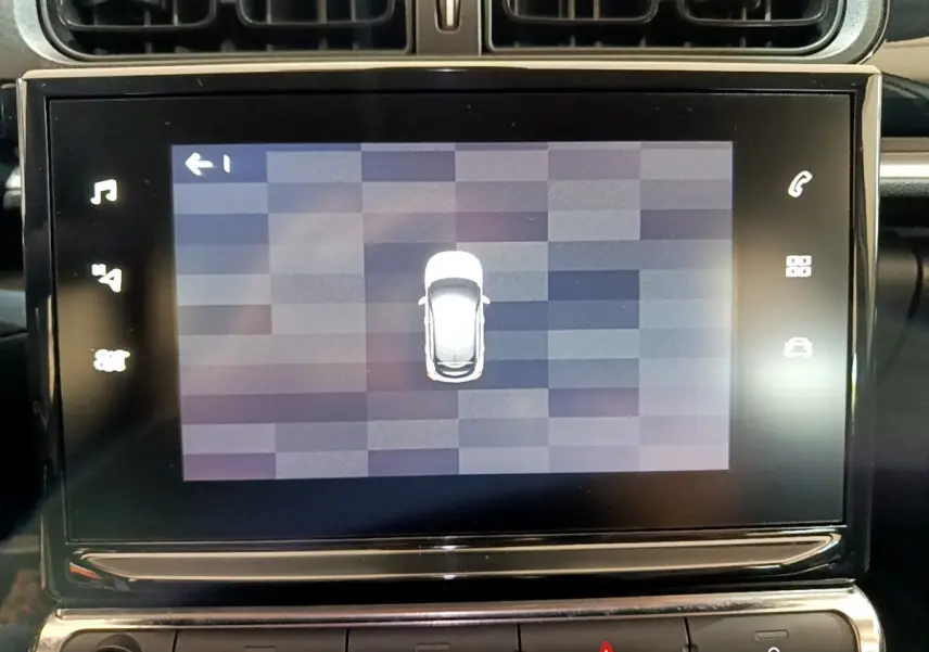 Écran tactile central affichant la vue aérienne du véhicule Citroën C3 blanc, intérieur moderne et épuré.