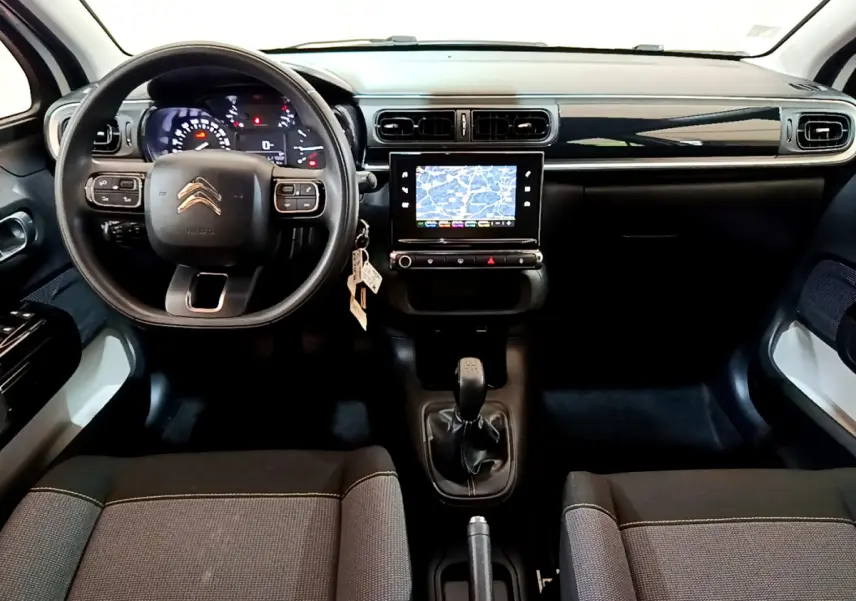 Intérieur de la Citroën C3 blanc, vue frontale du tableau de bord avec écran tactile et volant multifonctions.