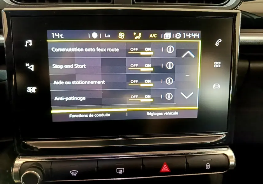 Écran tactile central affichant les réglages de conduite dans une Citroën C3 blanche de 2019.
