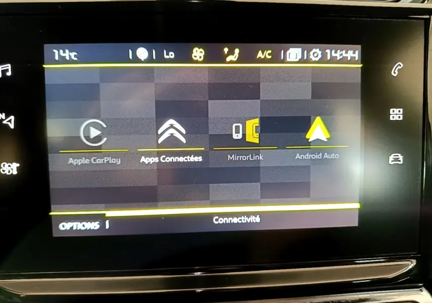 Écran tactile central de la Citroën C3 blanc affichant les options Apple CarPlay, Android Auto et MirrorLink.