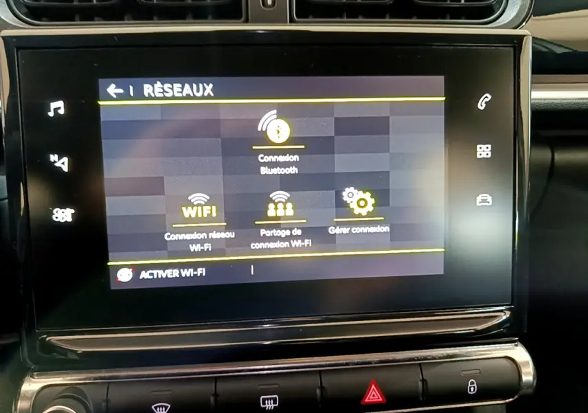 Écran tactile central affichant les options réseau dans l'habitacle noir d'une Citroën C3 blanche de 2019.