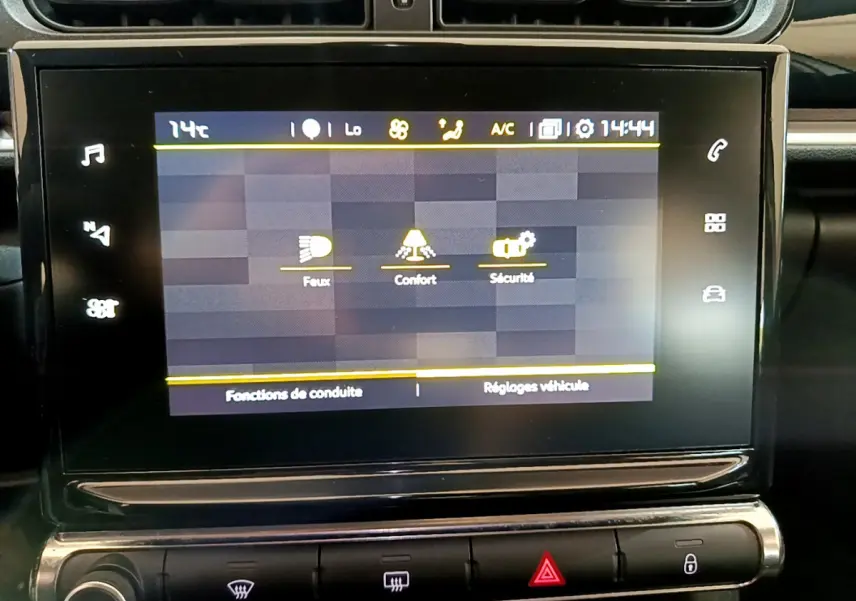 Écran tactile central affichant les réglages de conduite de la Citroën C3 blanche, vue intérieure rapprochée.