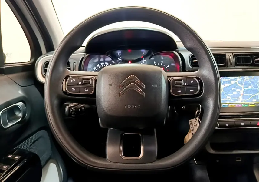 Vue centrée sur le volant noir de la Citroën C3 2019 avec tableau de bord et écran tactile de navigation visible à droite.