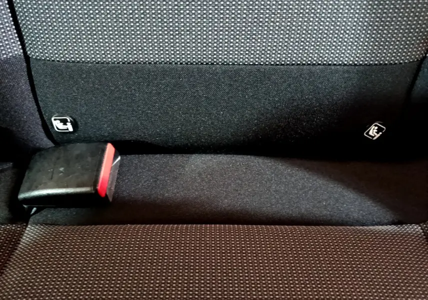 Gros plan sur la banquette arrière noire de la Citroën C3 2019 avec fixation Isofix et boucle de ceinture rouge visible