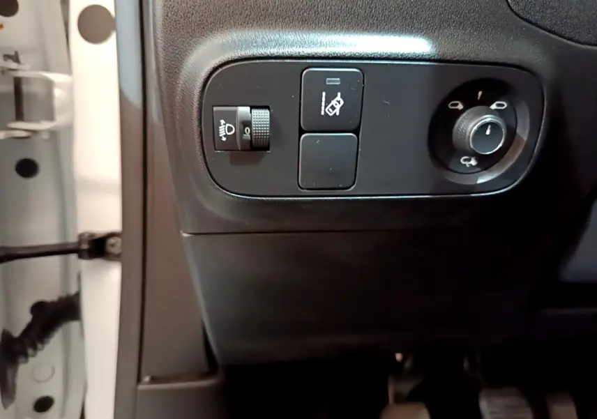 Gros plan sur les commandes d'éclairage et rétroviseurs côté gauche d'une Citroën C3 blanche de 2019.