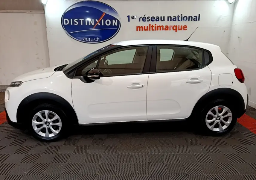 Profil droit d'une Citroën C3 blanche de 2019, avec jantes alliage et protections noires sur les passages de roues.