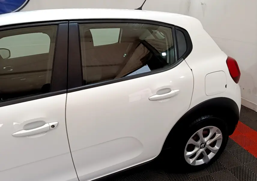 Vue latérale droite d'une Citroën C3 blanche 2019 avec poignées de porte et jantes en alliage visibles