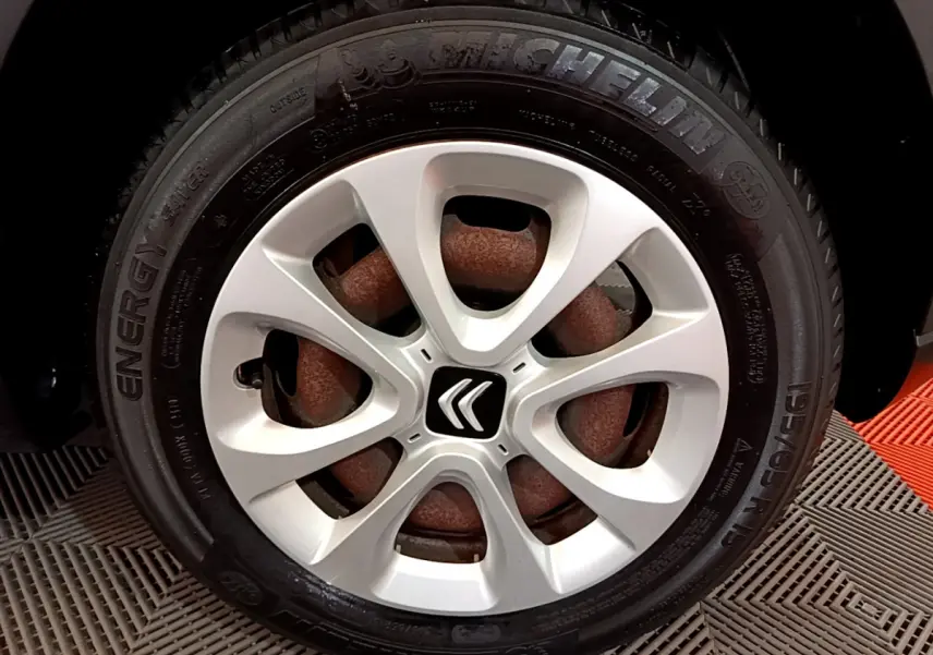 Gros plan sur la roue avant gauche blanche d'une Citroën C3 2019 avec jante en alliage et logo Citroën central.