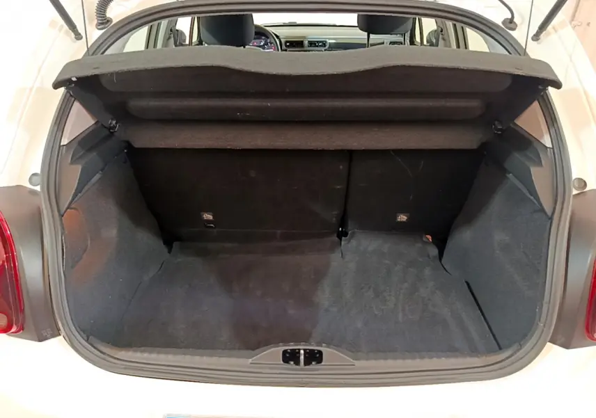Coffre ouvert vu de l'arrière d'une Citroën C3 blanche de 2019, montrant l'espace de chargement vide et la tablette arrière.