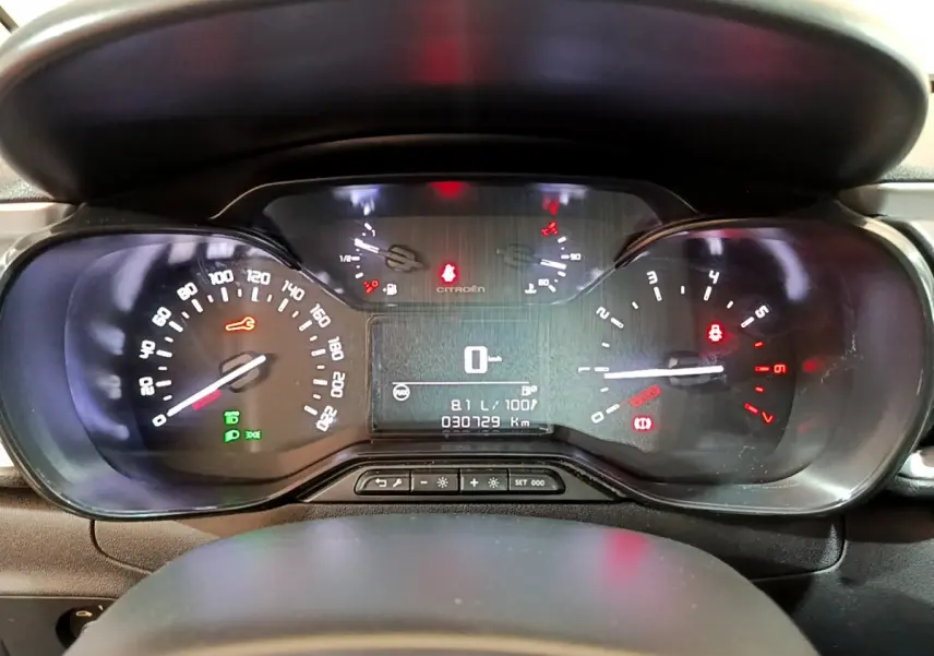 Tableau de bord de Citroën C3 blanc 2019, vue frontale du combiné d'instruments avec affichage digital et voyants allumés.