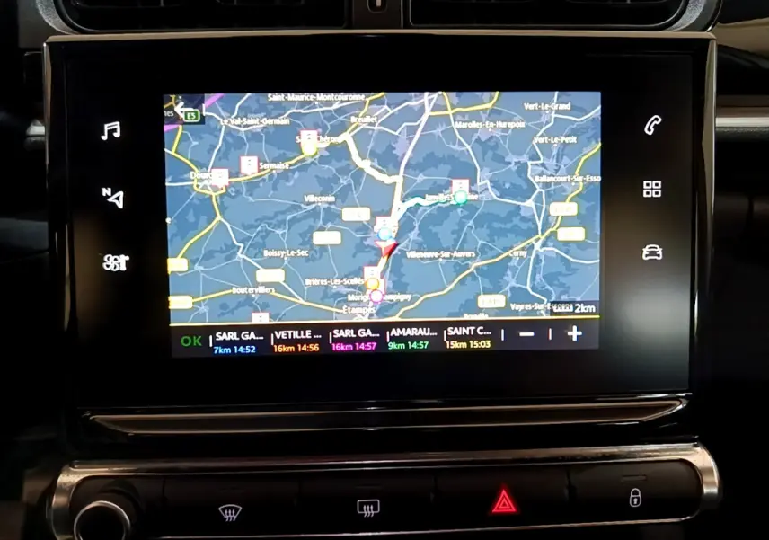 Écran tactile de navigation 7 pouces affichant une carte, intérieur noir du Citroën C3 blanc 2019.