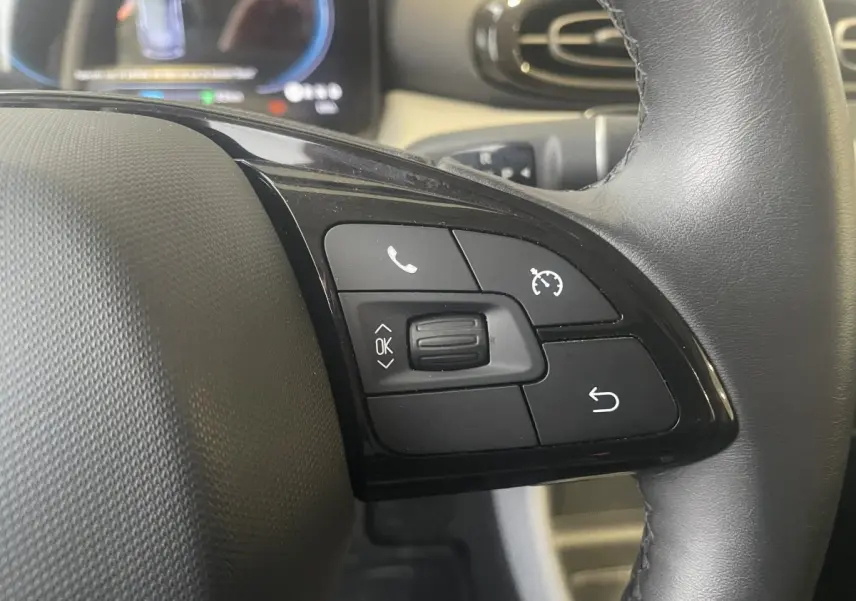 Gros plan sur le côté droit du volant cuir noir du LEAPMOTOR T03 Luxury 2025 avec commandes multifonctions.