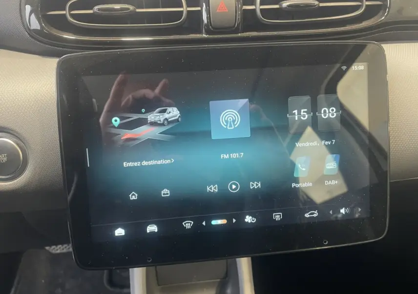 Écran tactile central du tableau de bord du Leapmotor T03 Luxury blanc, affichant navigation et radio.