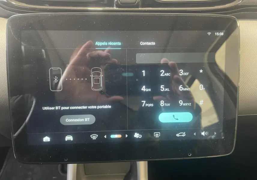 Écran tactile central de la LEAPMOTOR T03 Luxury blanc, affichant la connexion Bluetooth en mode appel.