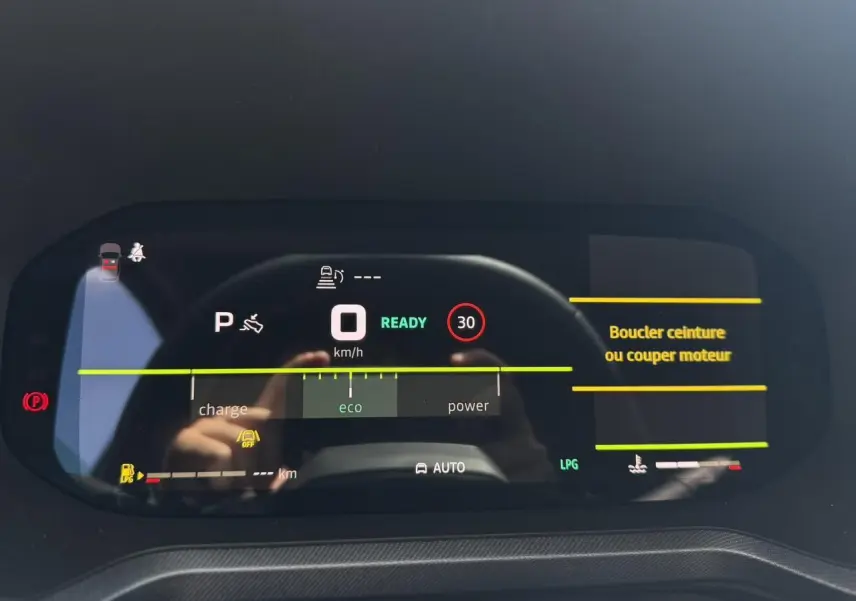 Affichage numérique du tableau de bord de la Dacia Bigster Hybrid-G 150 en mode prêt, avec indication vitesse à 0 km/h.