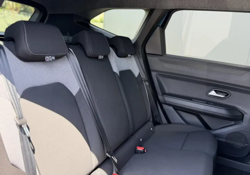 Vue latérale droite de la banquette arrière noire et grise du Dacia Bigster 2026 avec ceintures et appuie-têtes intégrés.