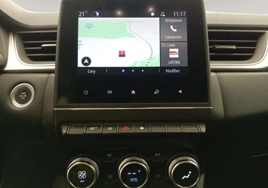 Vue rapprochée de la console centrale du Renault Captur 2023, écran tactile avec navigation et commandes de climatisation.