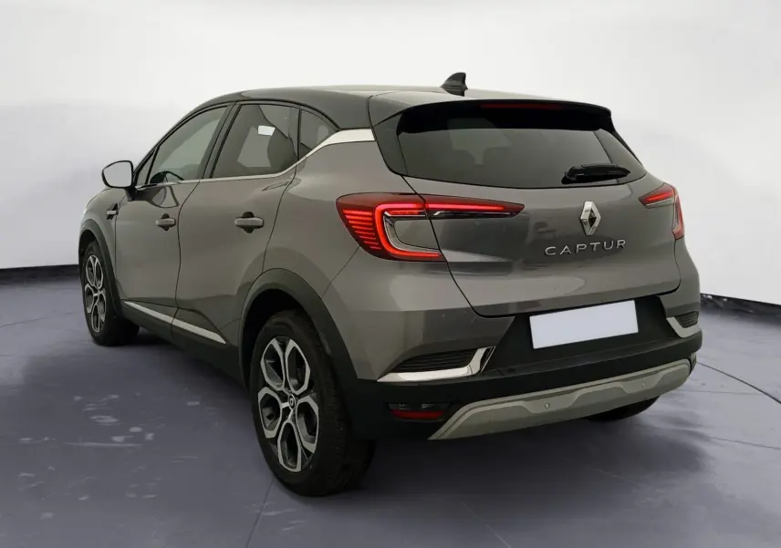 Vue 3/4 arrière droite du Renault Captur 1.3 Mild Hybrid 140 Techno gris Cassiopée avec toit noir et feux LED distinctifs.