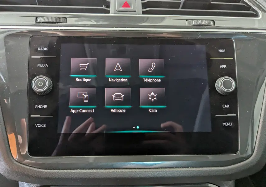 Écran tactile central du Volkswagen Tiguan 2021 noir, affichant les options Boutique, Navigation, Téléphone, App-Connect, Véhicule et Clim.