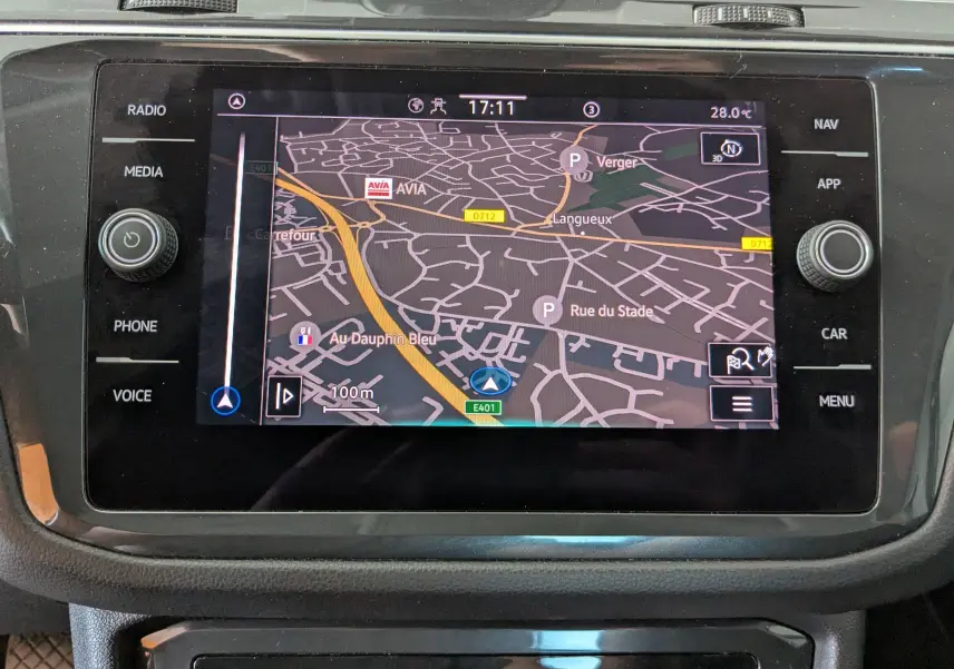 Écran central tactile du Volkswagen Tiguan 2021 affichant la navigation GPS avec carte détaillée en mode jour.