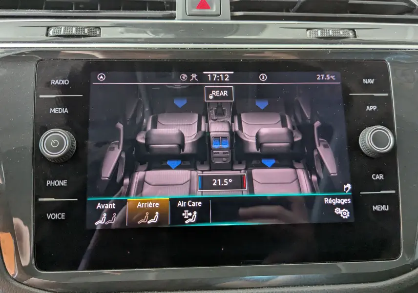 Écran tactile central du Volkswagen Tiguan 2021 affichant le réglage de la climatisation arrière à 21,5°C.