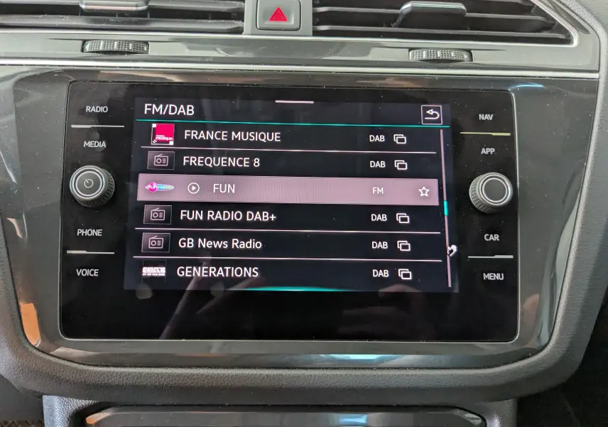 Écran tactile central du Volkswagen Tiguan 2021 affichant la liste des radios FM/DAB avec sélection sur la station Fun.