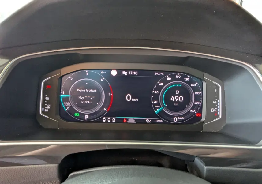 Vue rapprochée du tableau de bord numérique du Volkswagen Tiguan noir 2021, affichant vitesse, compte-tours et autonomie.