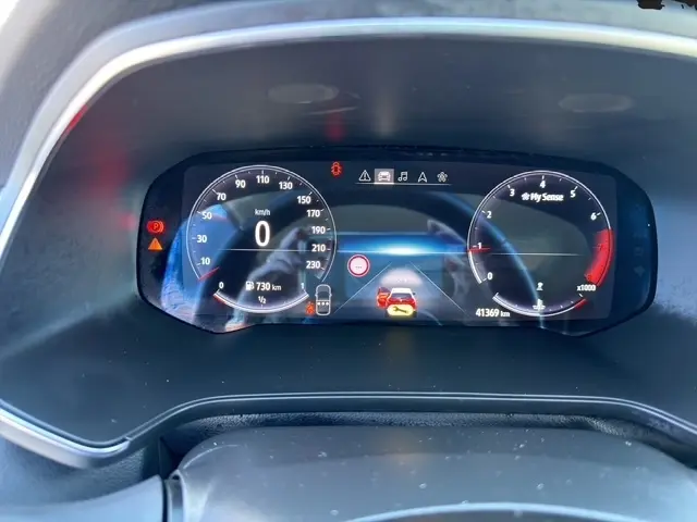 Combiné d'instruments numérique de Renault Captur 2024 affichant vitesse, régime moteur et alertes, vue frontale rapprochée.