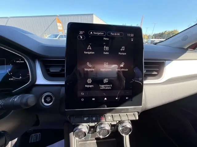 Vue intérieure du tableau de bord du Renault Captur Techno TCe 90 2024, écran tactile central 10,4 pouces allumé.