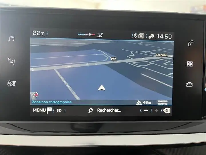 Écran tactile du système de navigation de la Peugeot 208 1.2 100 CH en mode carte 3D, affichage clair et moderne.