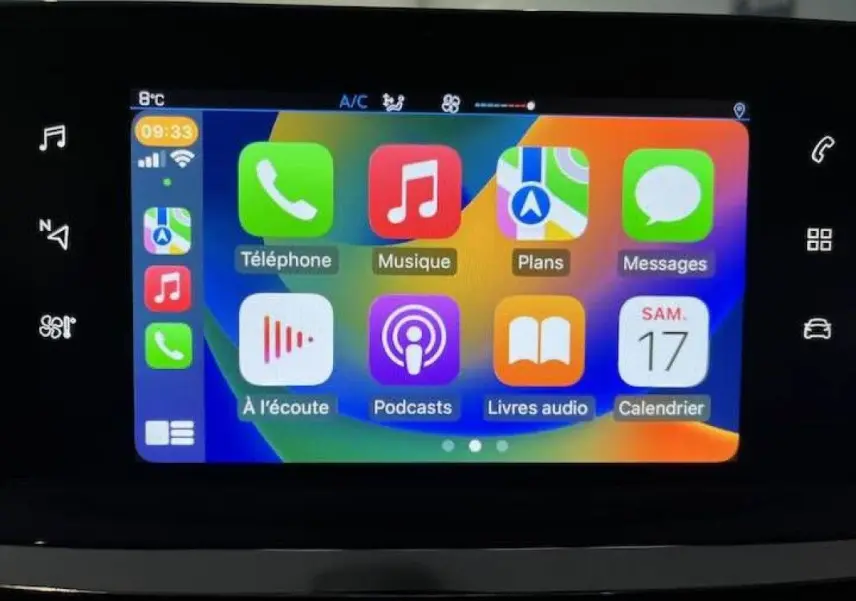Écran tactile central de la Peugeot 208 affichant les applications Téléphone, Musique, Plans et Messages.