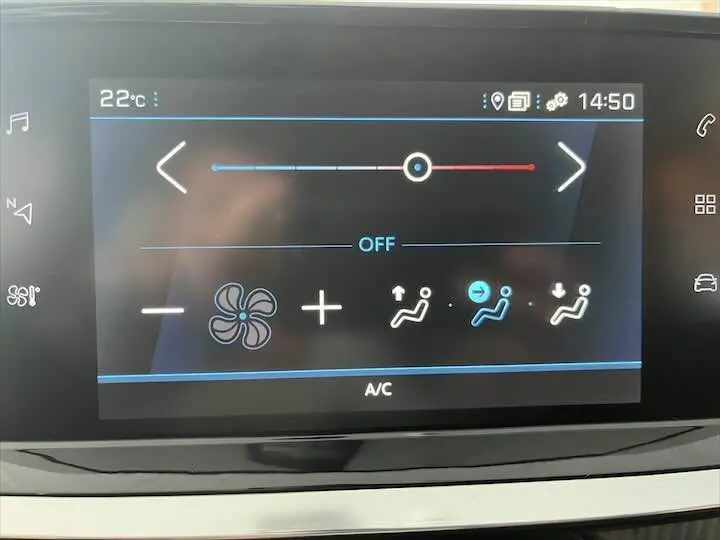 Écran tactile du système de climatisation de la Peugeot 208 1.2 100 CH en mode réglage de ventilation et température.