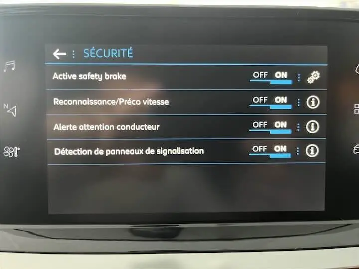 Écran tactile intérieur de la Peugeot 208 affichant les réglages de sécurité active avec options activées.