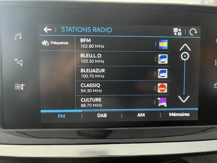 Écran tactile du système multimédia de la Peugeot 208 affichant la liste des stations radio FM.