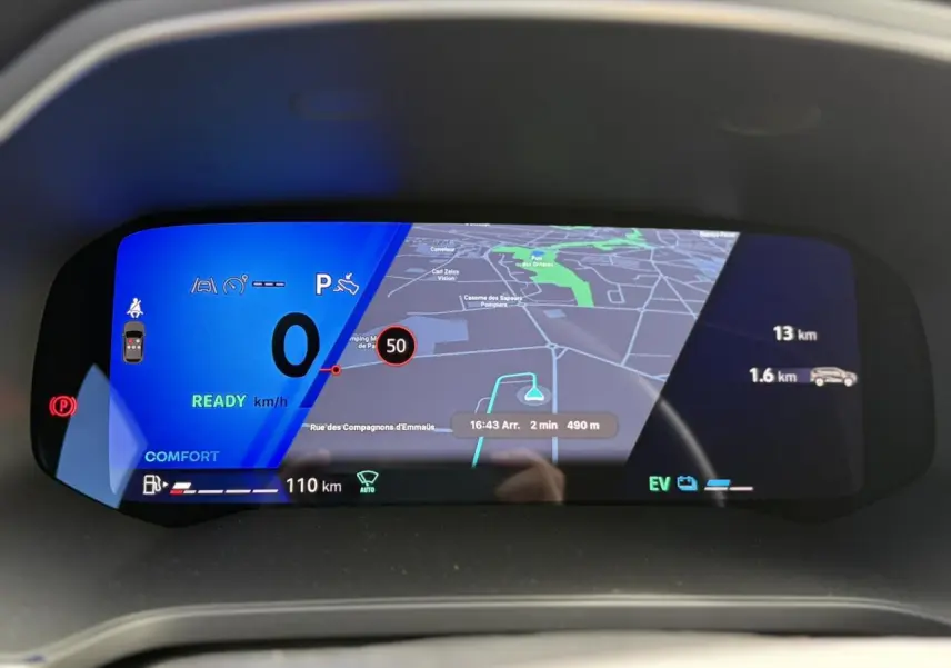 Tableau de bord numérique 10,2" du Renault Symbioz gris Rafale affichant navigation et informations de conduite.