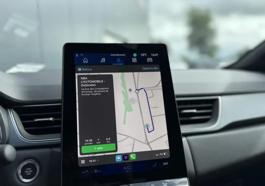 Écran tactile central affichant la navigation dans l'habitacle gris du Renault SYMBIOZ E-Tech Full Hybrid 2025